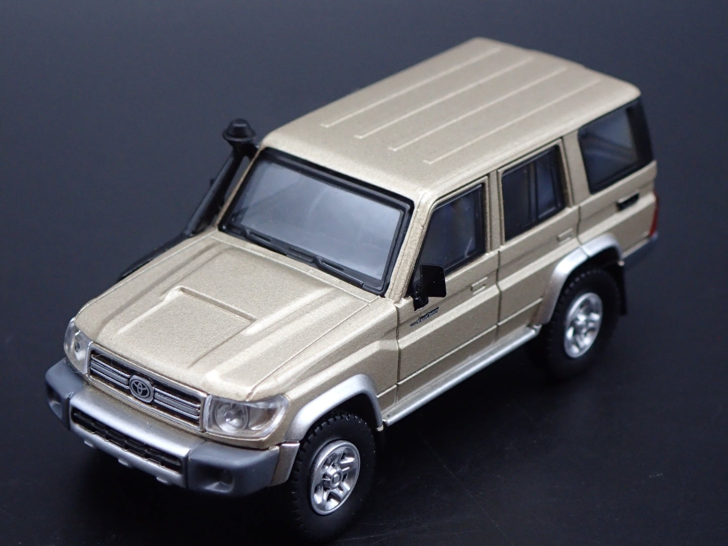TOYOTA LAND CRUISER 70 SERIES 1/64 SCALE COLLECTIBLE DIORAMA DIECAST MODEL CAR