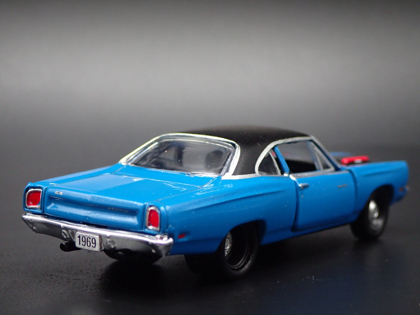 1969 69 PLYMOUTH ROAD RUNNER HEMI BLUE RARE 1:64 SCALE DIORAMA DIECAST MODEL CAR