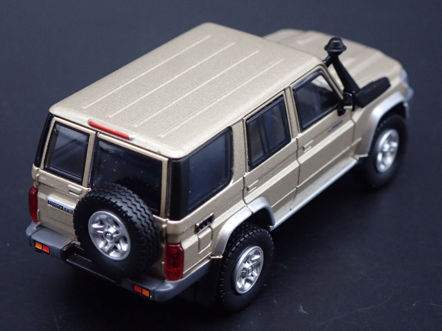 TOYOTA LAND CRUISER 70 SERIES 1/64 SCALE COLLECTIBLE DIORAMA DIECAST MODEL CAR