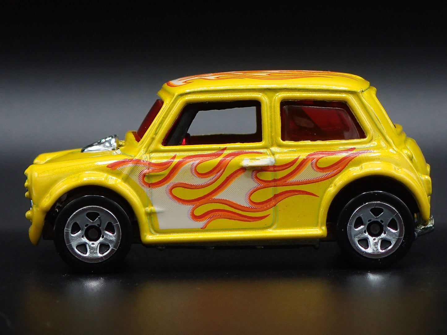 1969-1976 MINI COOPER MARK III 1:64 SCALE COLLECTIBLE DIORAMA DIECAST MODEL CAR