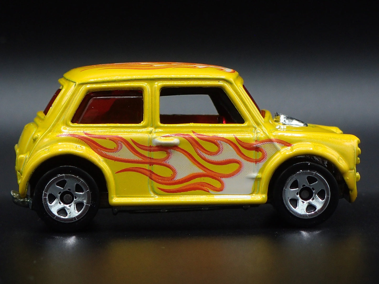 1969-1976 MINI COOPER MARK III 1:64 SCALE COLLECTIBLE DIORAMA DIECAST MODEL CAR
