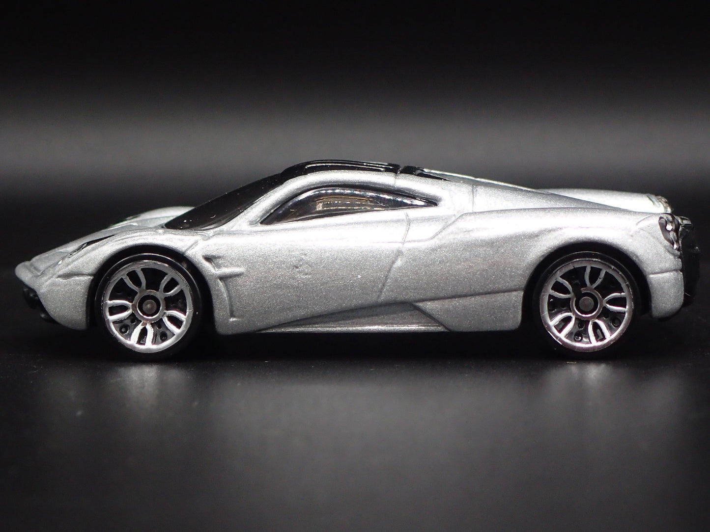 2011-2018 PAGANI HUAYRA SUPER CAR SILVER 1/64 SCALE DIORAMA DIECAST MODEL CAR