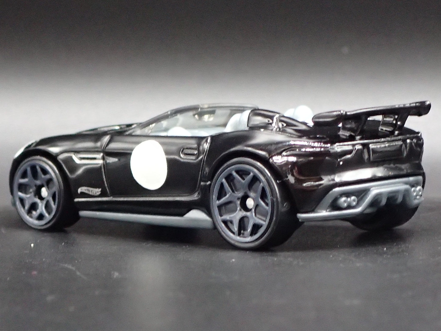 2015-2016 JAGUAR F-TYPE PROJECT 7 BLACK 1:64 SCALE DIORAMA DIECAST MODEL CAR