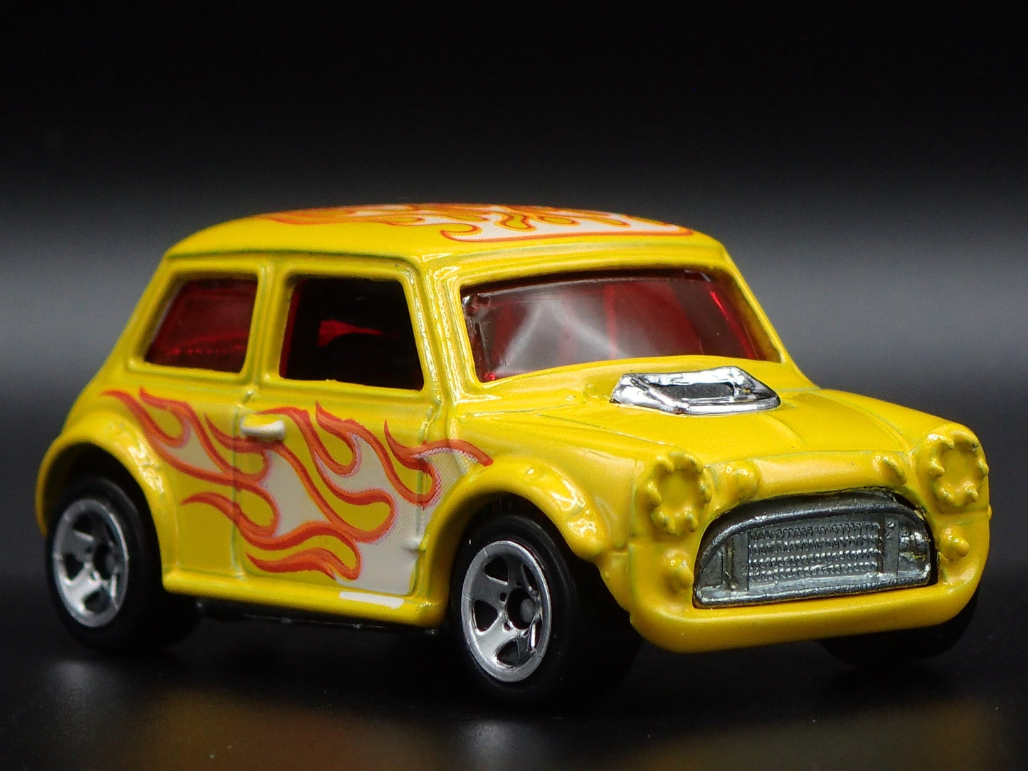 1969-1976 MINI COOPER MARK III 1:64 SCALE COLLECTIBLE DIORAMA DIECAST MODEL CAR