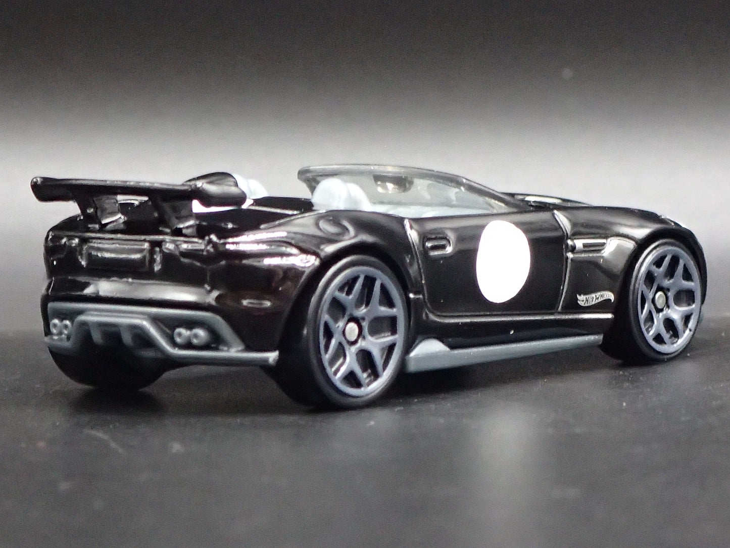 2015-2016 JAGUAR F-TYPE PROJECT 7 BLACK 1:64 SCALE DIORAMA DIECAST MODEL CAR