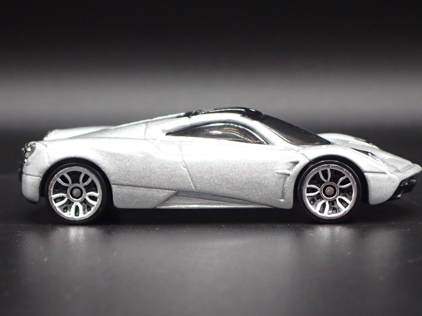 2011-2018 PAGANI HUAYRA SUPER CAR SILVER 1/64 SCALE DIORAMA DIECAST MODEL CAR