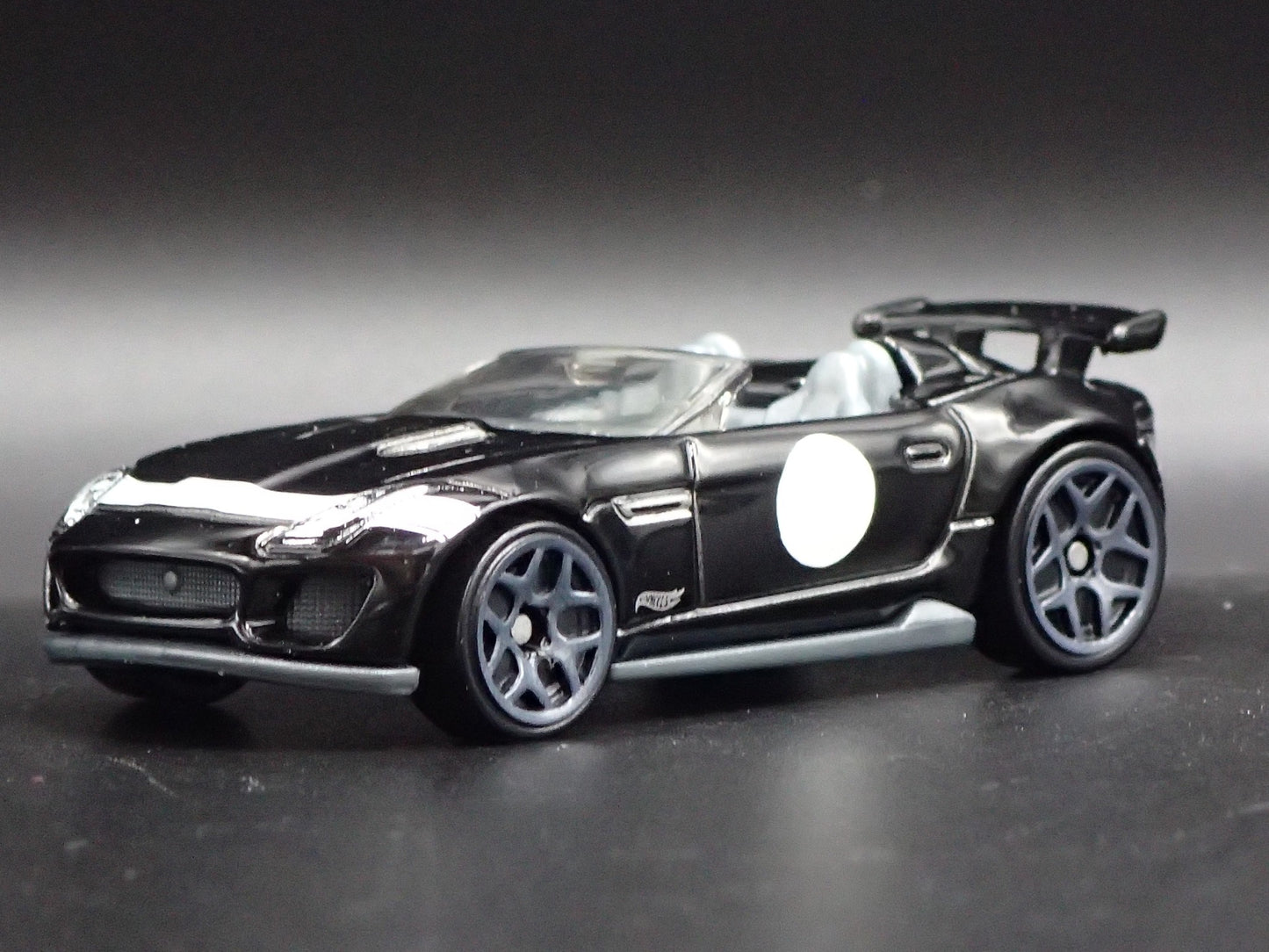 2015-2016 JAGUAR F-TYPE PROJECT 7 BLACK 1:64 SCALE DIORAMA DIECAST MODEL CAR