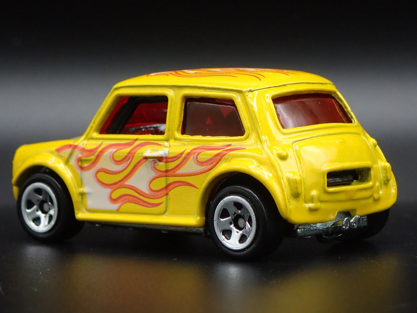 1969-1976 MINI COOPER MARK III 1:64 SCALE COLLECTIBLE DIORAMA DIECAST MODEL CAR