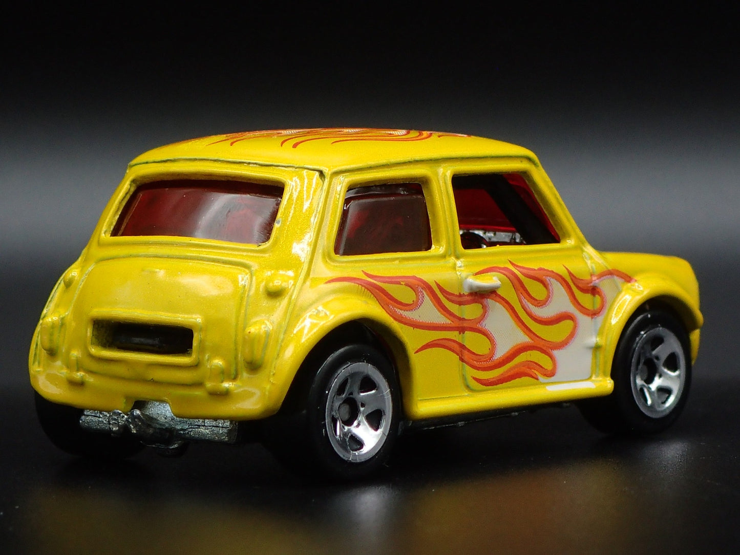 1969-1976 MINI COOPER MARK III 1:64 SCALE COLLECTIBLE DIORAMA DIECAST MODEL CAR