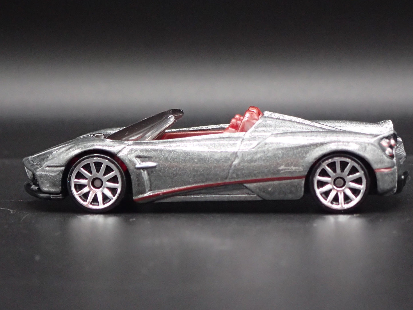 2017-2020 PAGANI HUAYRA ROADSTER SUPERCAR 1:64 SCALE DIORAMA DIECAST MODEL CAR