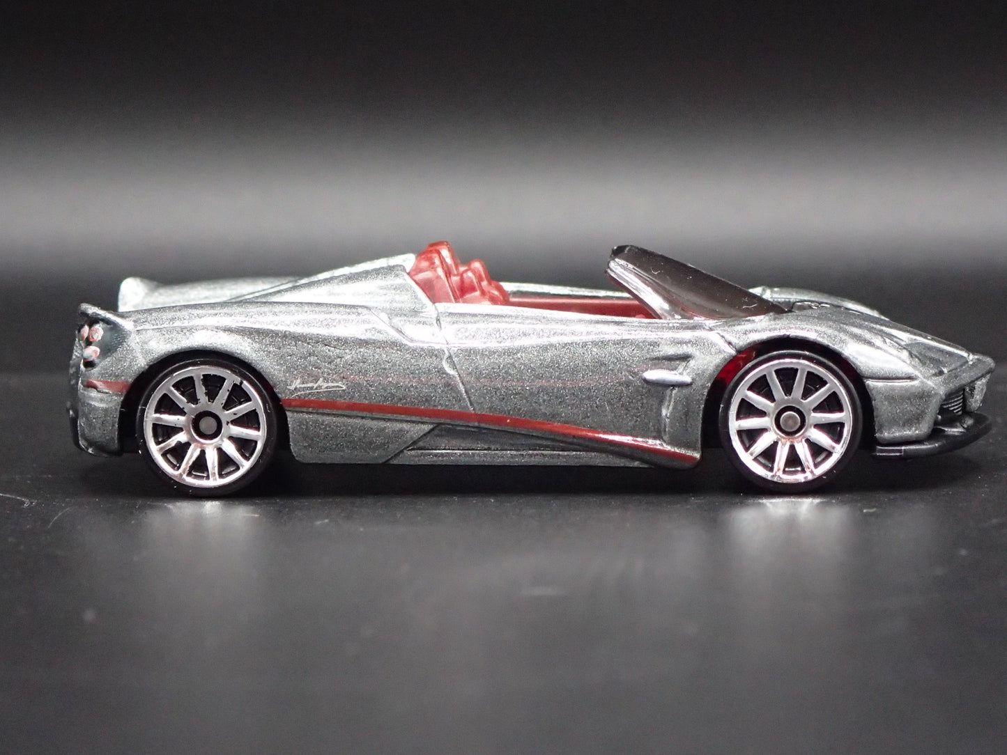 2017-2020 PAGANI HUAYRA ROADSTER SUPERCAR 1:64 SCALE DIORAMA DIECAST MODEL CAR