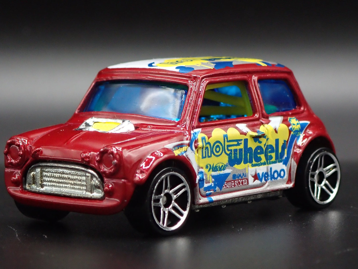 1969-1976 MINI COOPER MARK III 1:64 SCALE COLLECTIBLE DIORAMA DIECAST MODEL CAR