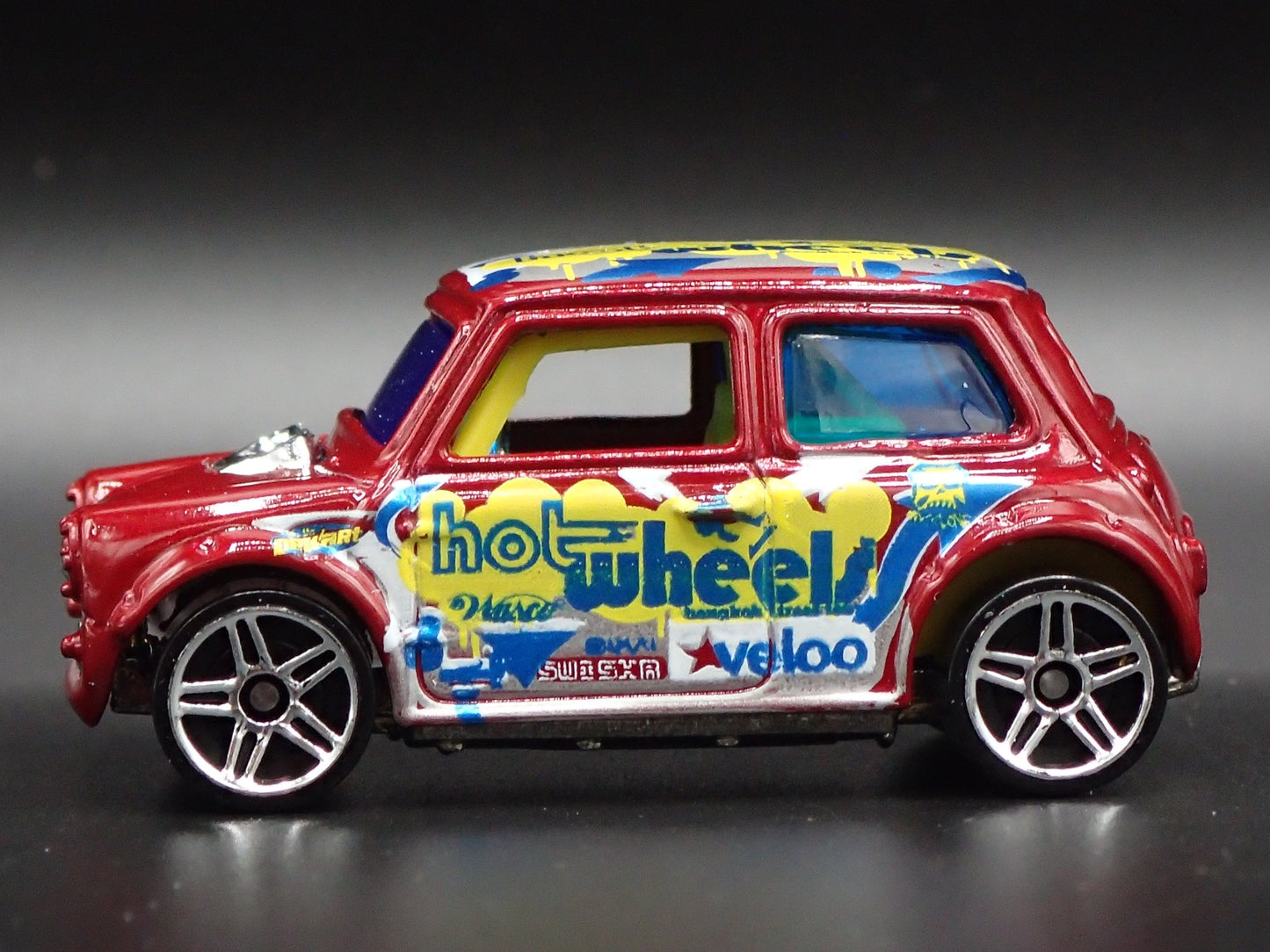 1969-1976 MINI COOPER MARK III 1:64 SCALE COLLECTIBLE DIORAMA DIECAST MODEL CAR