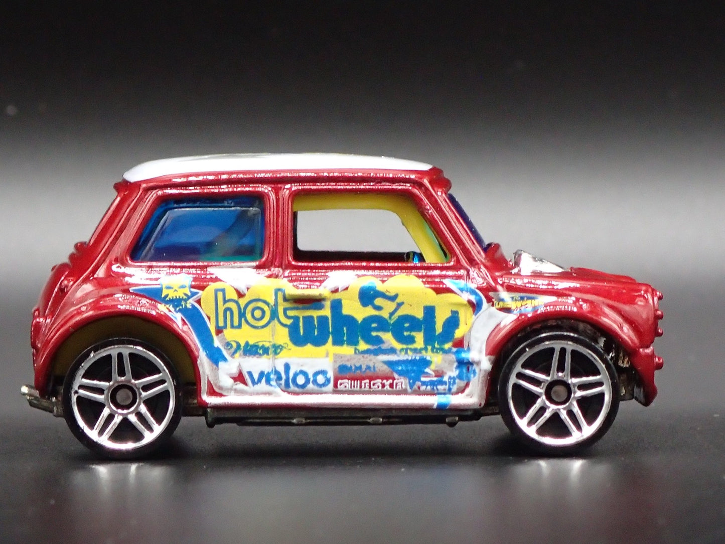 1969-1976 MINI COOPER MARK III 1:64 SCALE COLLECTIBLE DIORAMA DIECAST MODEL CAR