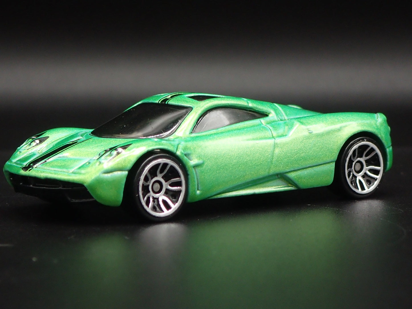 2011-2018 PAGANI HUAYRA SUPER CAR GREEN 1/64 SCALE DIORAMA DIECAST MODEL CAR