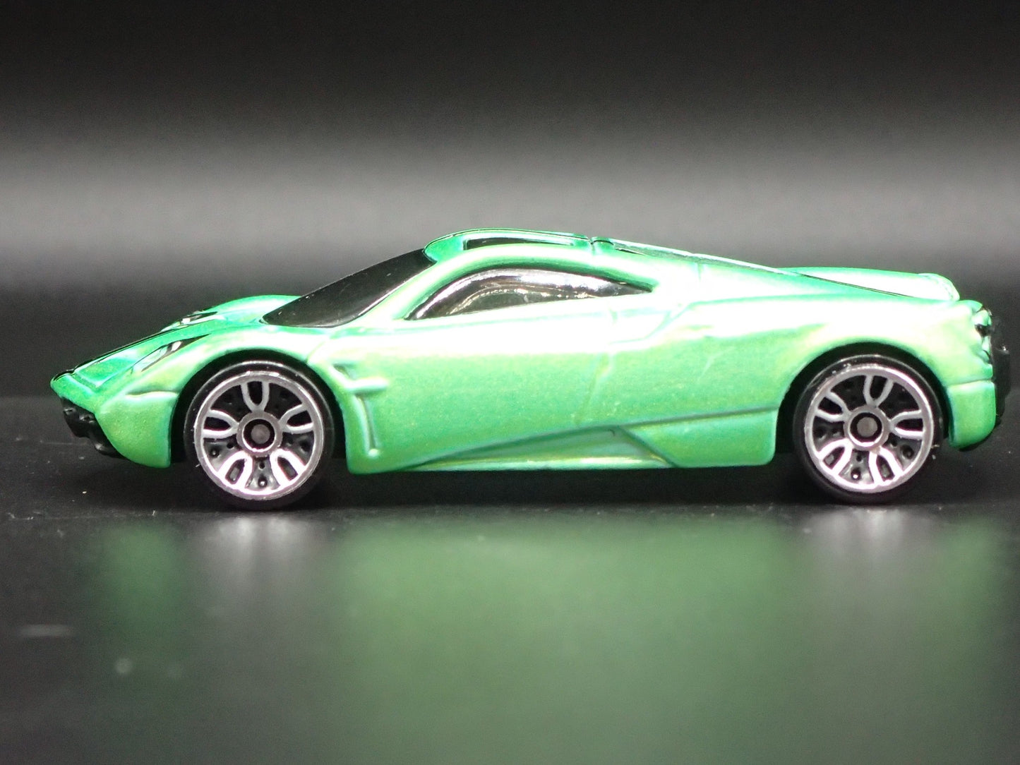 2011-2018 PAGANI HUAYRA SUPER CAR GREEN 1/64 SCALE DIORAMA DIECAST MODEL CAR