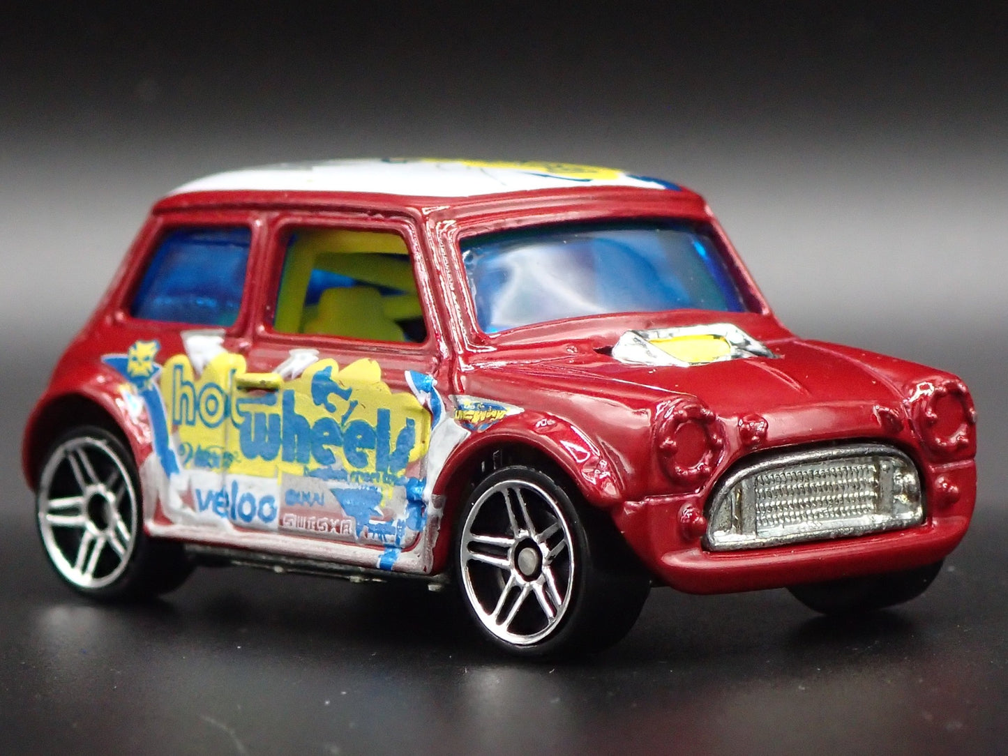 1969-1976 MINI COOPER MARK III 1:64 SCALE COLLECTIBLE DIORAMA DIECAST MODEL CAR