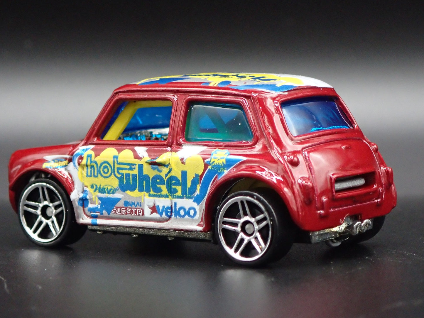 1969-1976 MINI COOPER MARK III 1:64 SCALE COLLECTIBLE DIORAMA DIECAST MODEL CAR