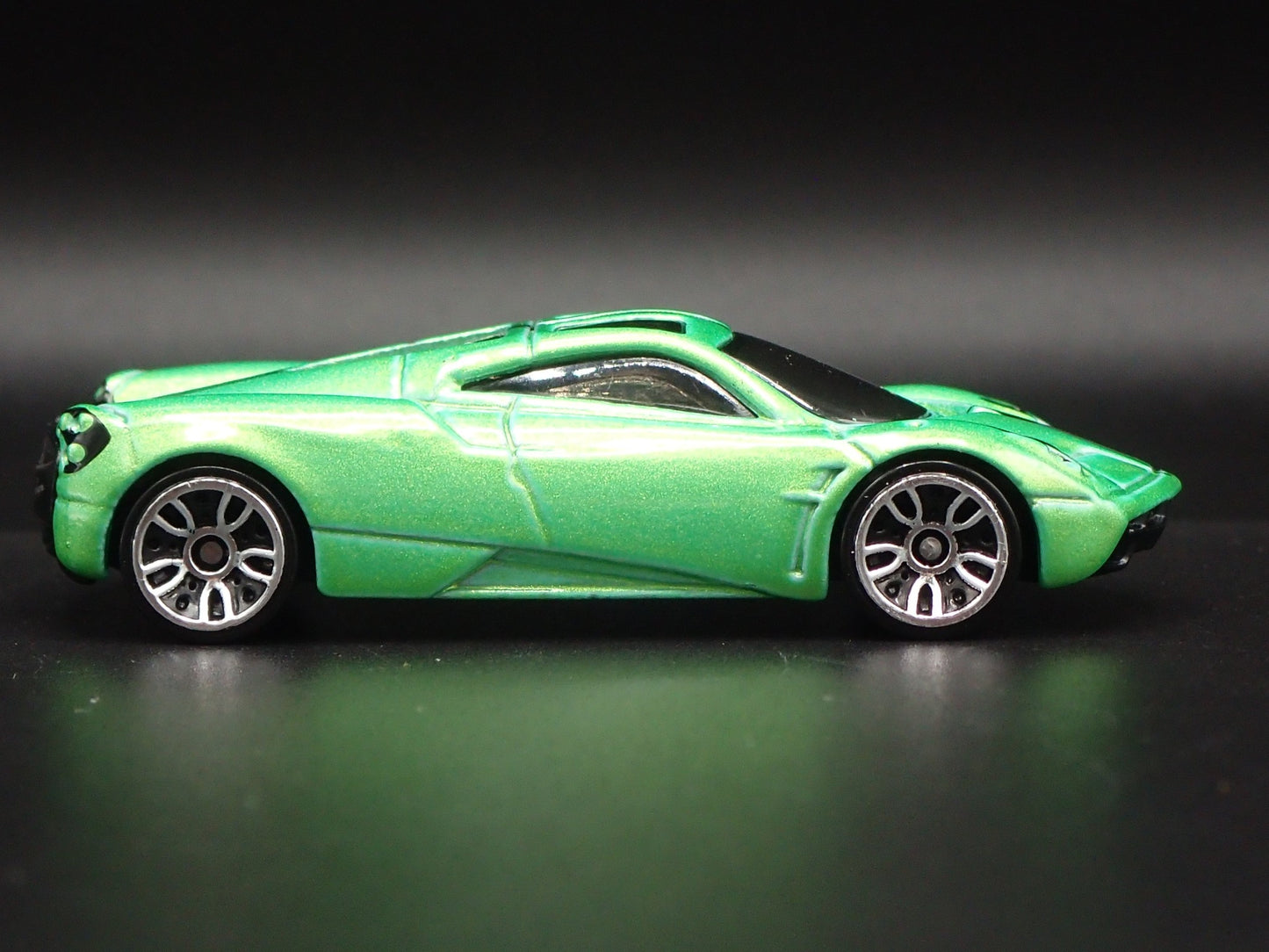 2011-2018 PAGANI HUAYRA SUPER CAR GREEN 1/64 SCALE DIORAMA DIECAST MODEL CAR