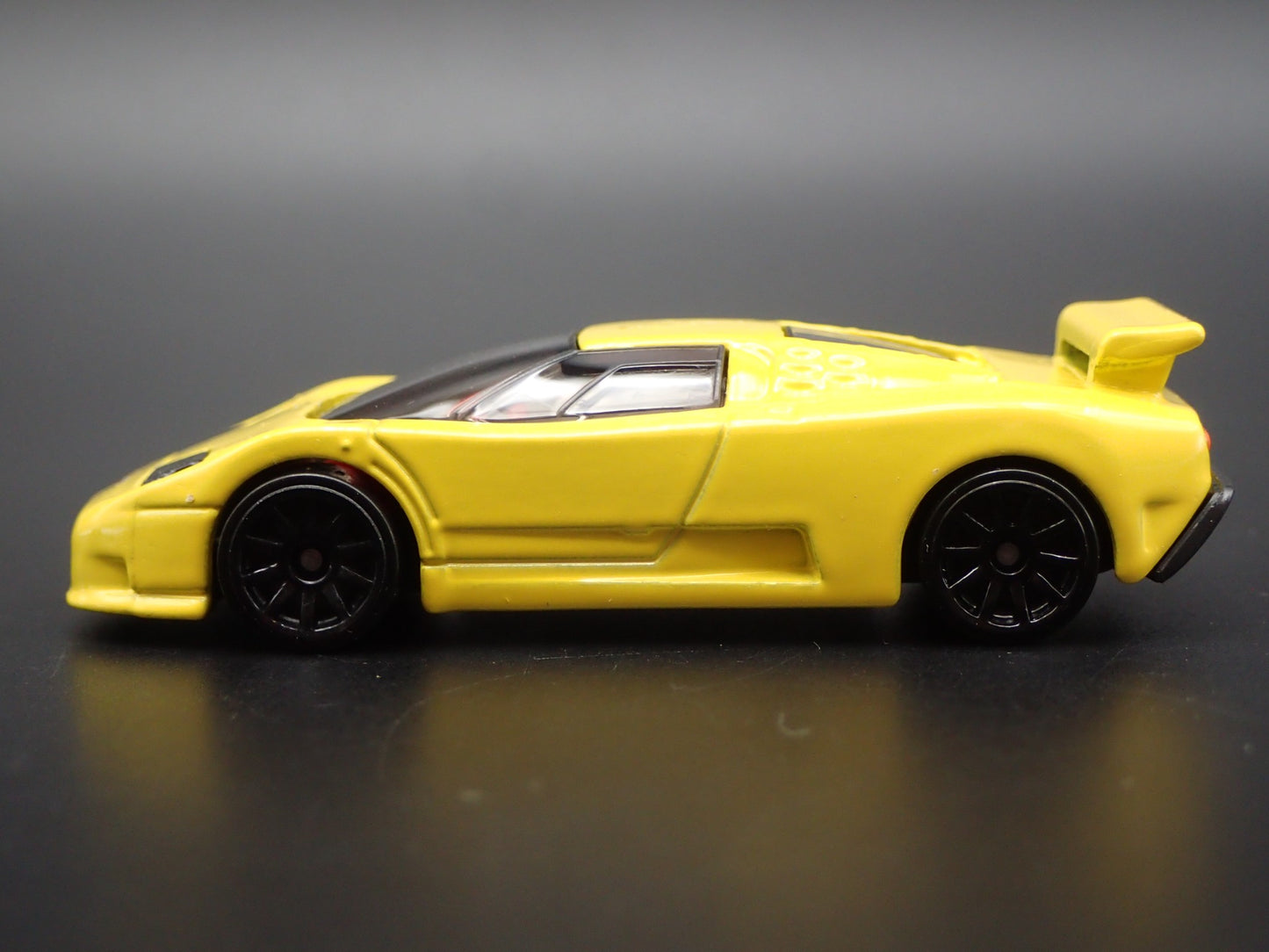 1991-1995 BUGATTI EB110 SS SUPER CAR YELLOW 1:64 SCALE DIORAMA DIECAST MODEL CAR