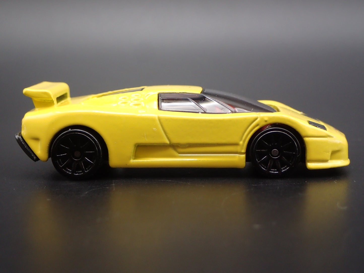 1991-1995 BUGATTI EB110 SS SUPER CAR YELLOW 1:64 SCALE DIORAMA DIECAST MODEL CAR