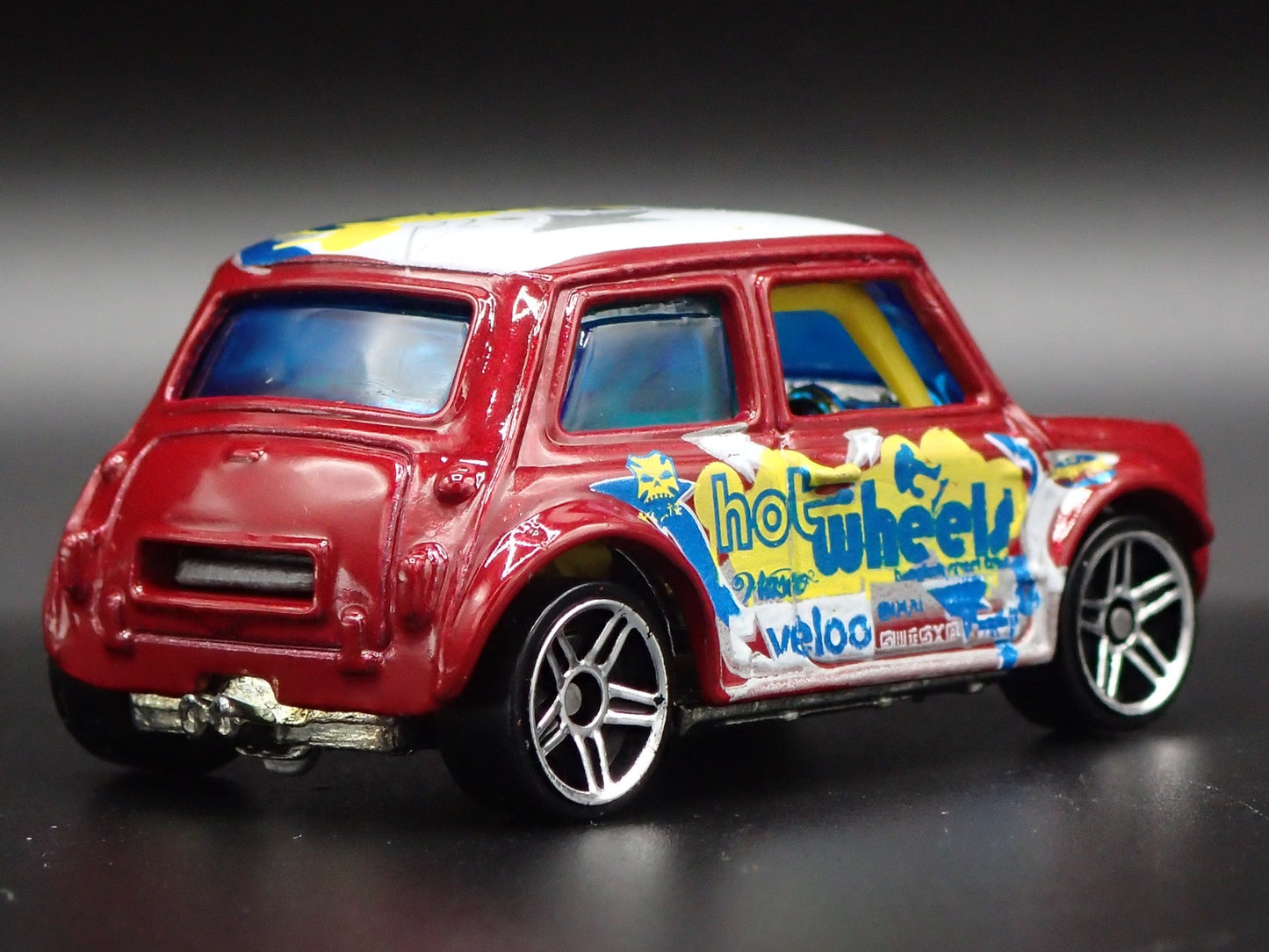1969-1976 MINI COOPER MARK III 1:64 SCALE COLLECTIBLE DIORAMA DIECAST MODEL CAR