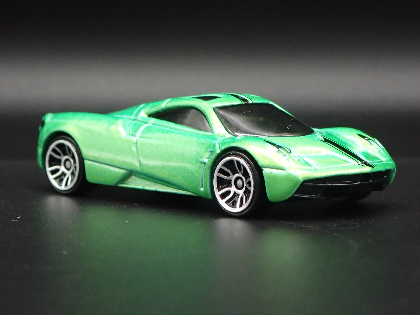 2011-2018 PAGANI HUAYRA SUPER CAR GREEN 1/64 SCALE DIORAMA DIECAST MODEL CAR