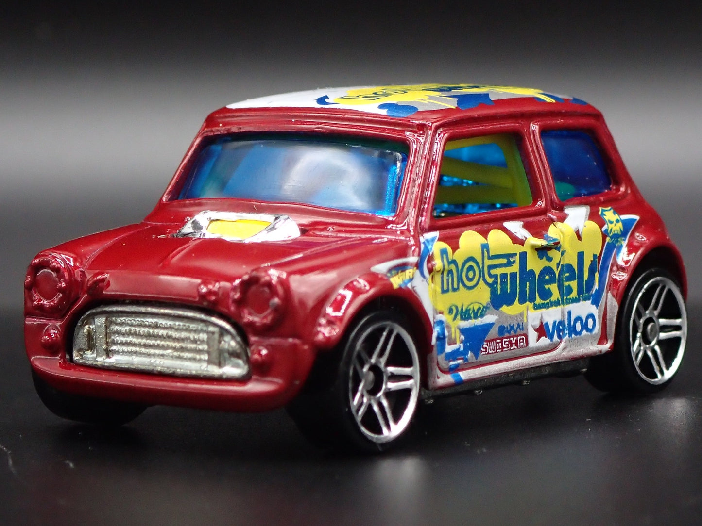 1969-1976 MINI COOPER MARK III 1:64 SCALE COLLECTIBLE DIORAMA DIECAST MODEL CAR
