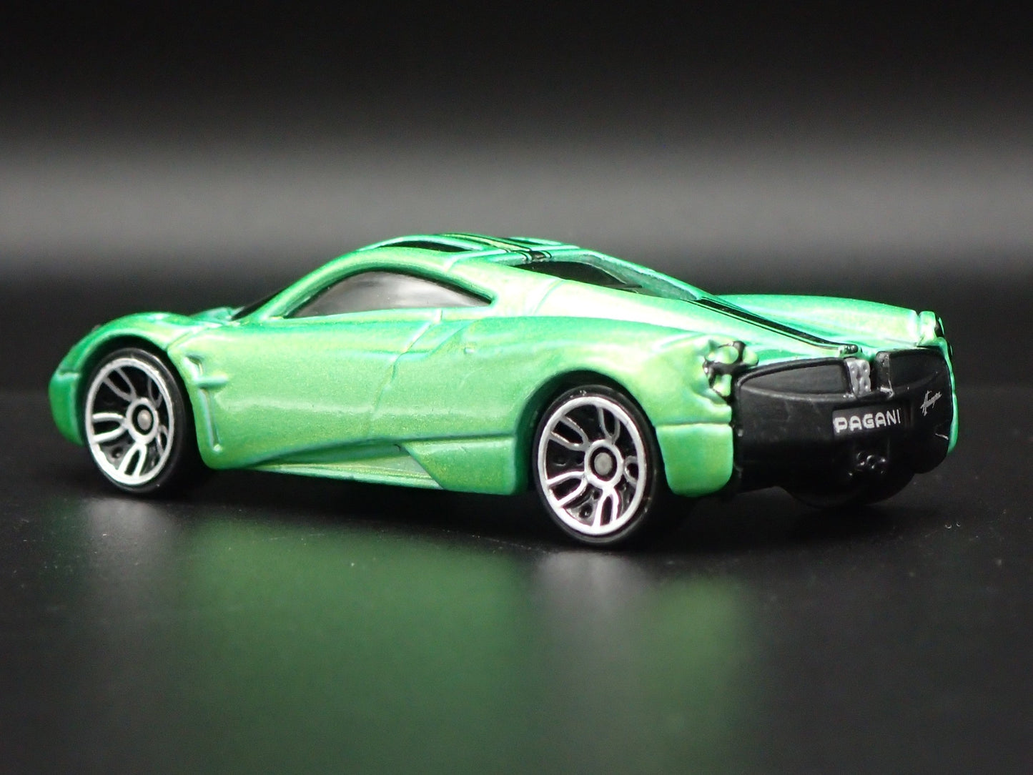 2011-2018 PAGANI HUAYRA SUPER CAR GREEN 1/64 SCALE DIORAMA DIECAST MODEL CAR