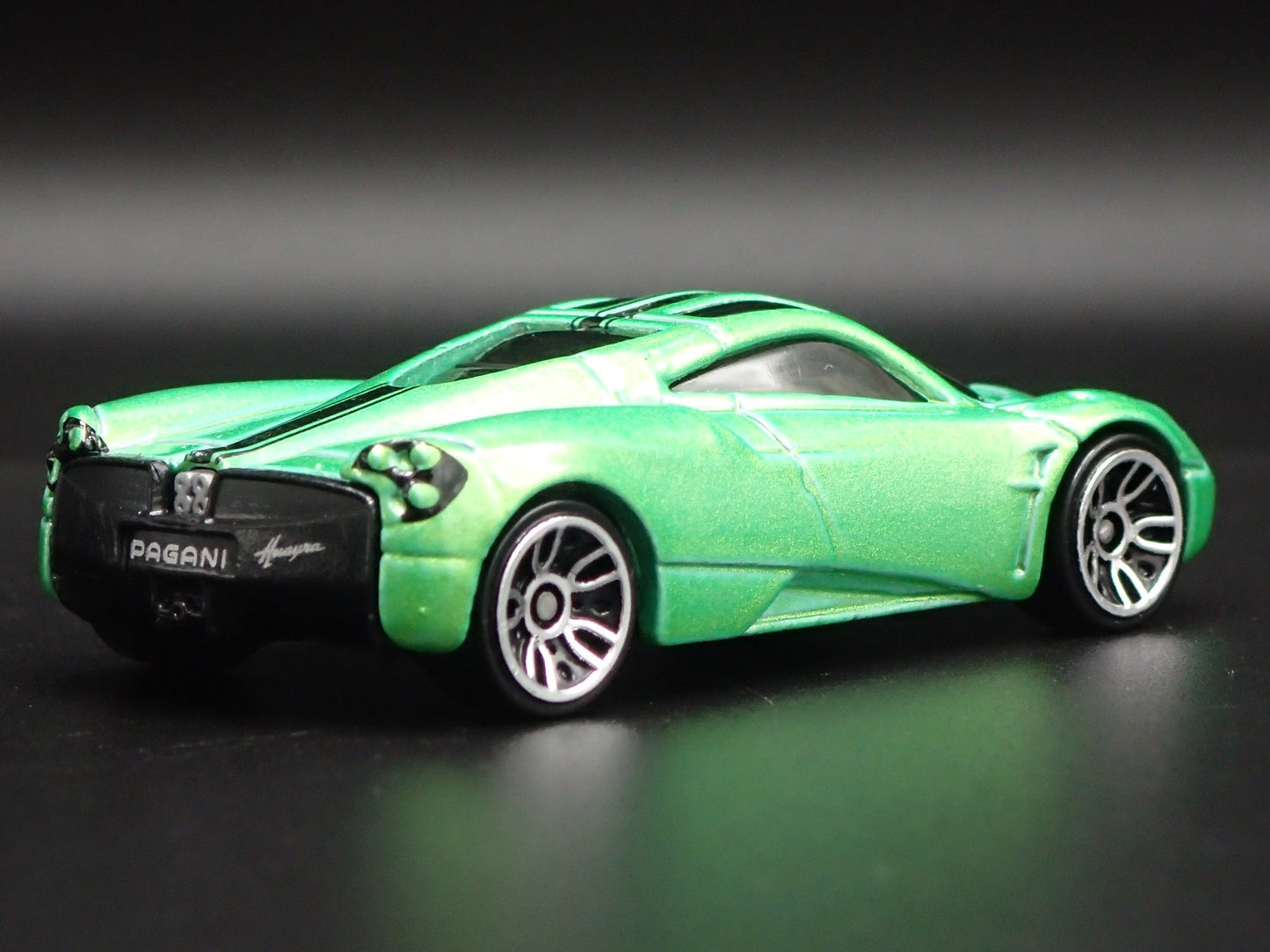 2011-2018 PAGANI HUAYRA SUPER CAR GREEN 1/64 SCALE DIORAMA DIECAST MODEL CAR