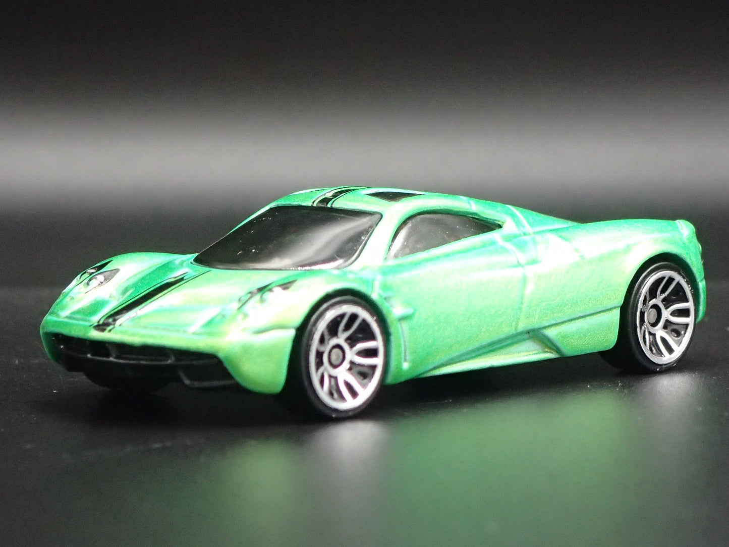 2011-2018 PAGANI HUAYRA SUPER CAR GREEN 1/64 SCALE DIORAMA DIECAST MODEL CAR