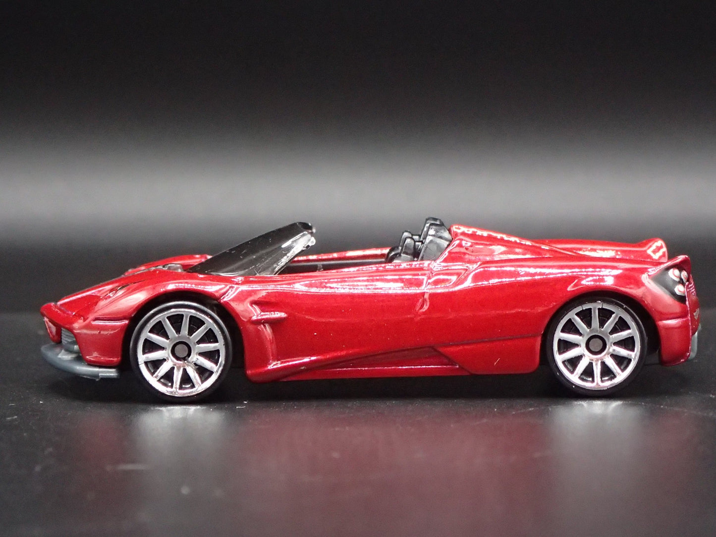 2017-2020 PAGANI HUAYRA ROADSTER SUPERCAR 1:64 SCALE DIORAMA DIECAST MODEL CAR