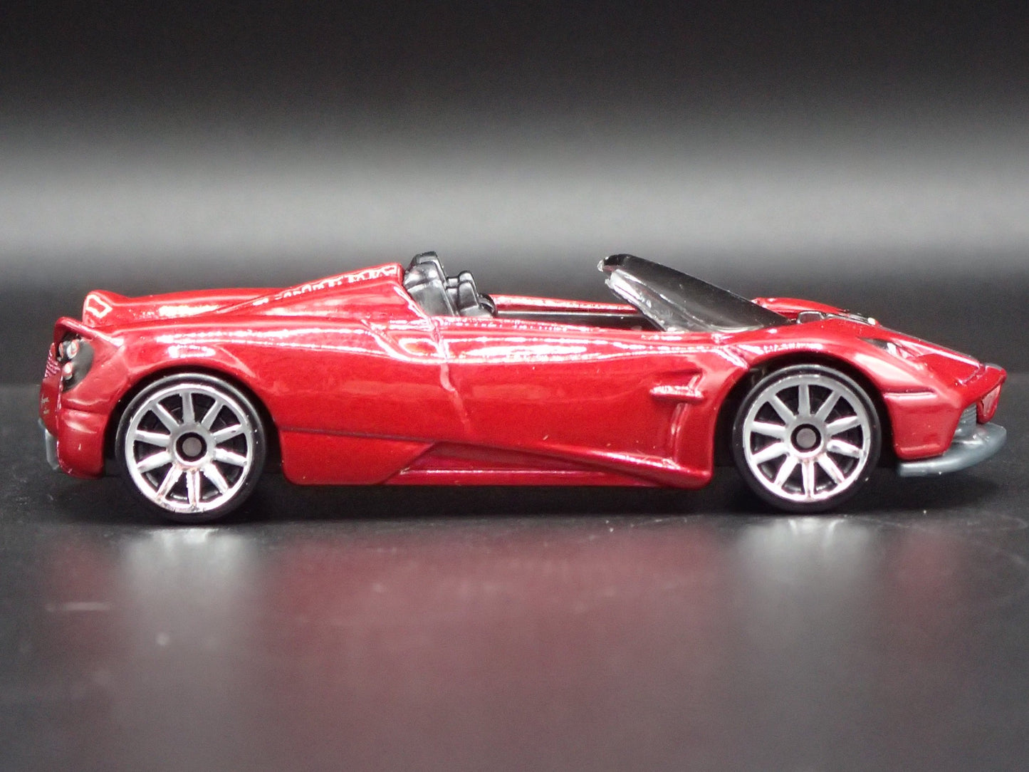 2017-2020 PAGANI HUAYRA ROADSTER SUPERCAR 1:64 SCALE DIORAMA DIECAST MODEL CAR