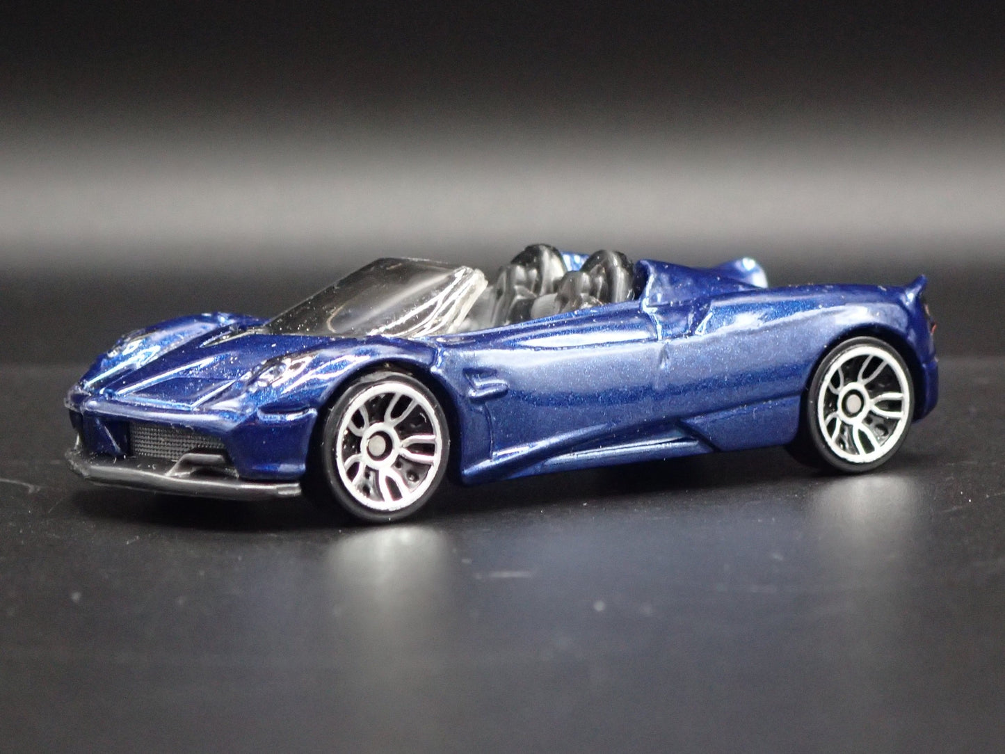 2017-2020 PAGANI HUAYRA ROADSTER SUPERCAR 1:64 SCALE DIORAMA DIECAST MODEL CAR