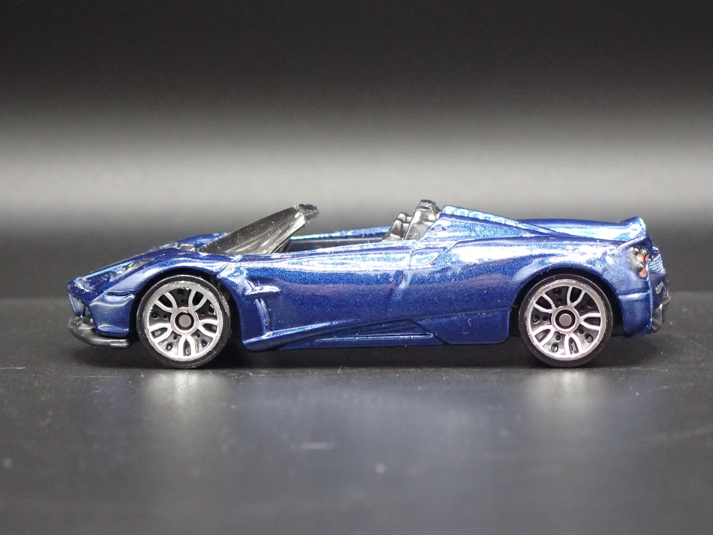 2017-2020 PAGANI HUAYRA ROADSTER SUPERCAR 1:64 SCALE DIORAMA DIECAST MODEL CAR