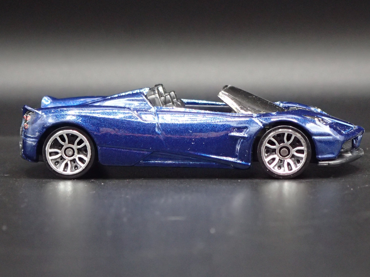 2017-2020 PAGANI HUAYRA ROADSTER SUPERCAR 1:64 SCALE DIORAMA DIECAST MODEL CAR