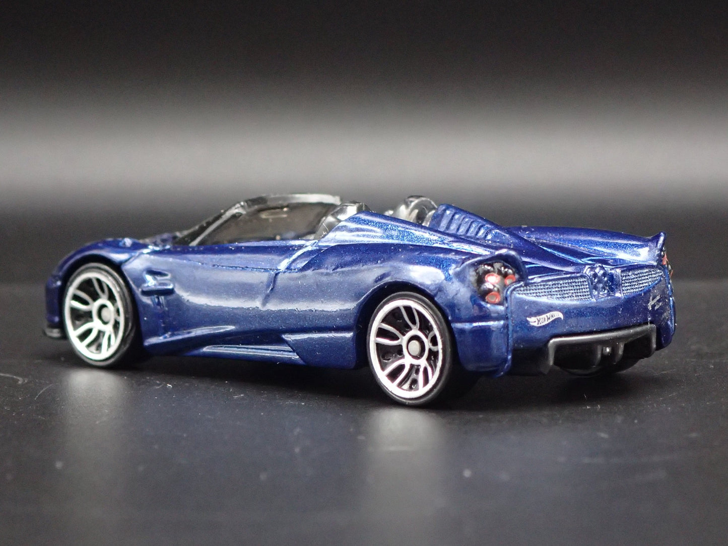 2017-2020 PAGANI HUAYRA ROADSTER SUPERCAR 1:64 SCALE DIORAMA DIECAST MODEL CAR
