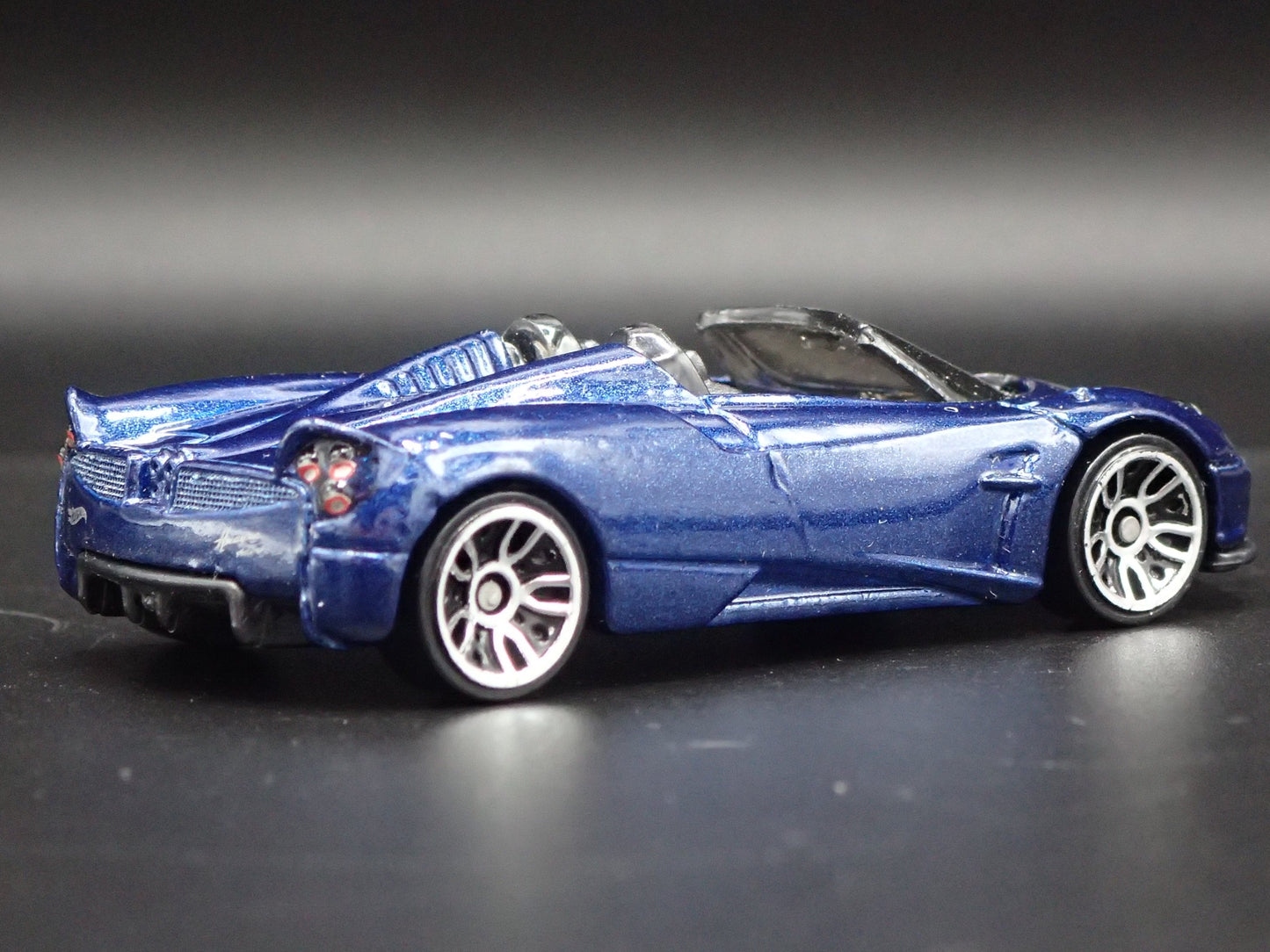2017-2020 PAGANI HUAYRA ROADSTER SUPERCAR 1:64 SCALE DIORAMA DIECAST MODEL CAR
