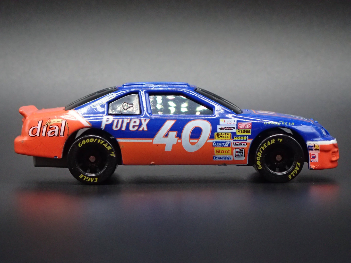 1995 95 FORD THUNDERBIRD 40 PATTY MOISE NASCAR 1:64 SCALE DIECAST MODEL CAR