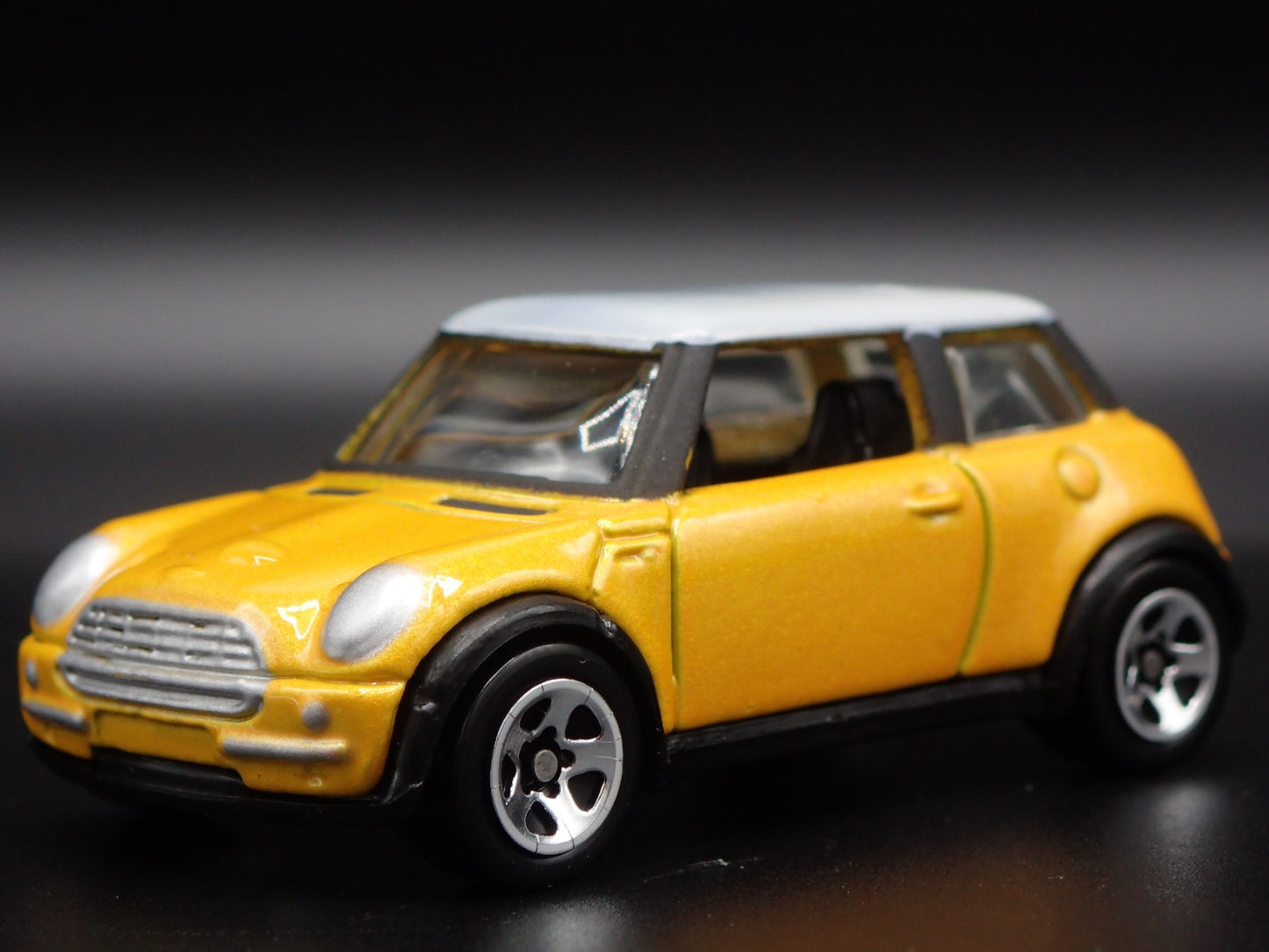 2001-2006 MINI COOPER YELLOW 1:64 SCALE COLLECTIBLE DIORAMA DIECAST MODEL CAR