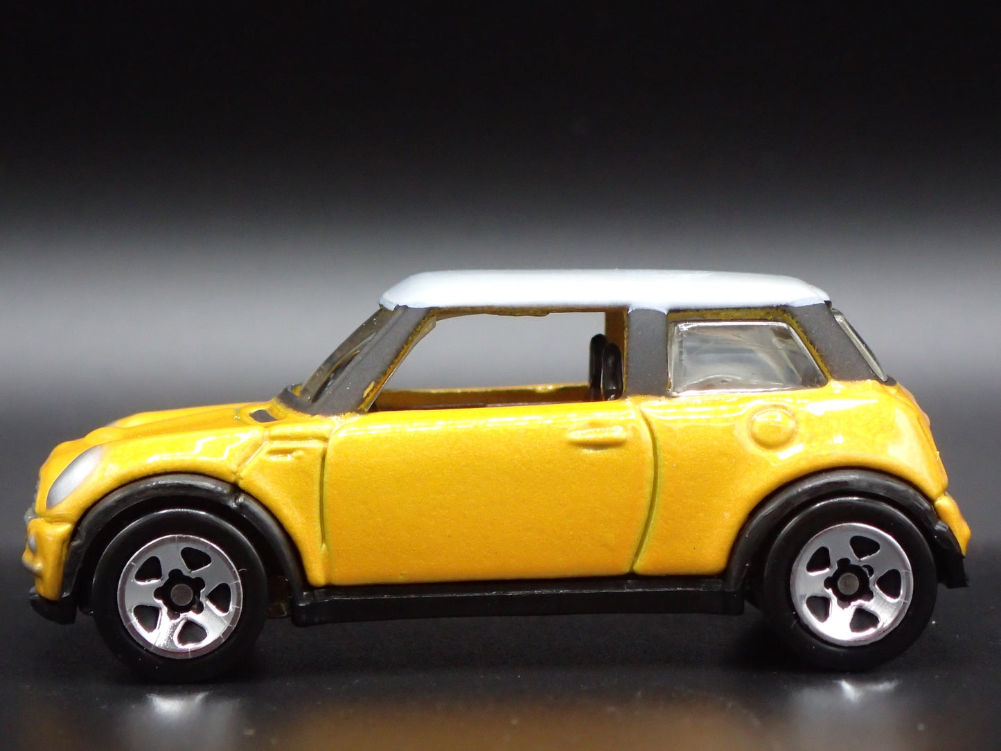 2001-2006 MINI COOPER YELLOW 1:64 SCALE COLLECTIBLE DIORAMA DIECAST MODEL CAR