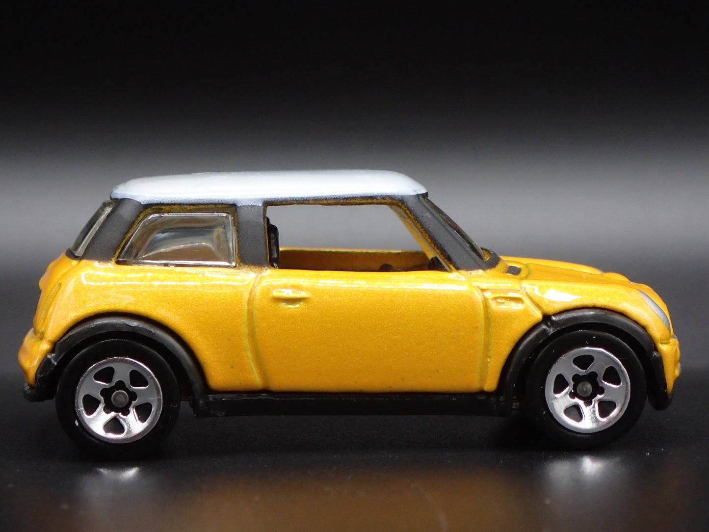 2001-2006 MINI COOPER YELLOW 1:64 SCALE COLLECTIBLE DIORAMA DIECAST MODEL CAR