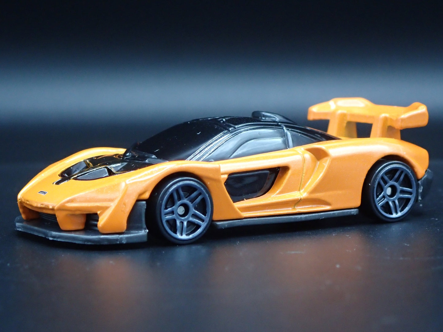 2018-2025 MCLAREN SENNA SUPER CAR ORANGE 1:64 SCALE DIORAMA DIECAST MODEL CAR