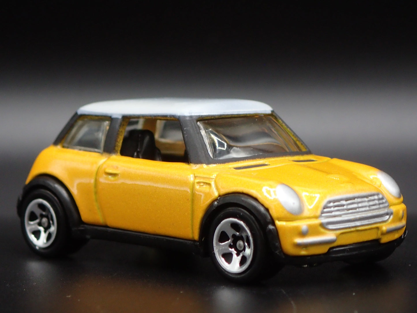 2001-2006 MINI COOPER YELLOW 1:64 SCALE COLLECTIBLE DIORAMA DIECAST MODEL CAR