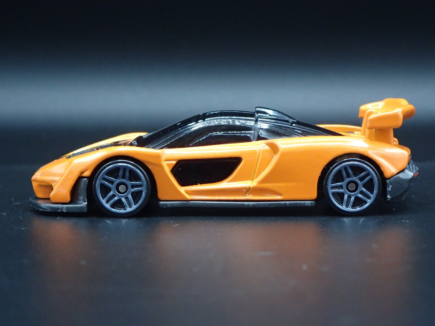 2018-2025 MCLAREN SENNA SUPER CAR ORANGE 1:64 SCALE DIORAMA DIECAST MODEL CAR