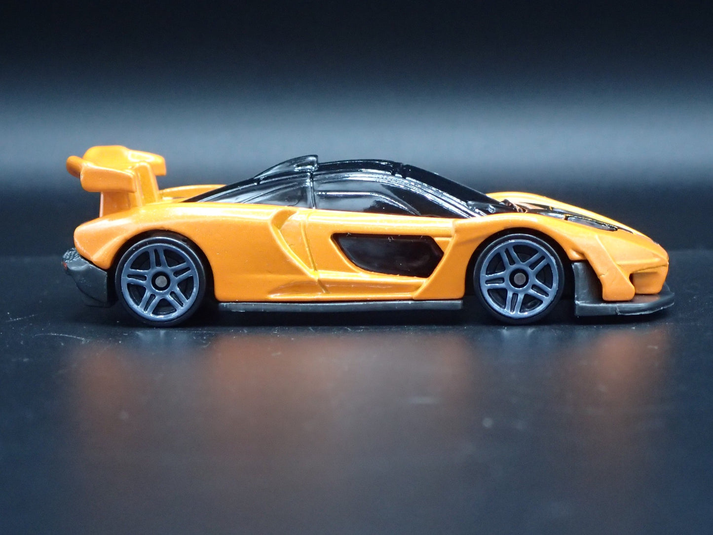 2018-2025 MCLAREN SENNA SUPER CAR ORANGE 1:64 SCALE DIORAMA DIECAST MODEL CAR