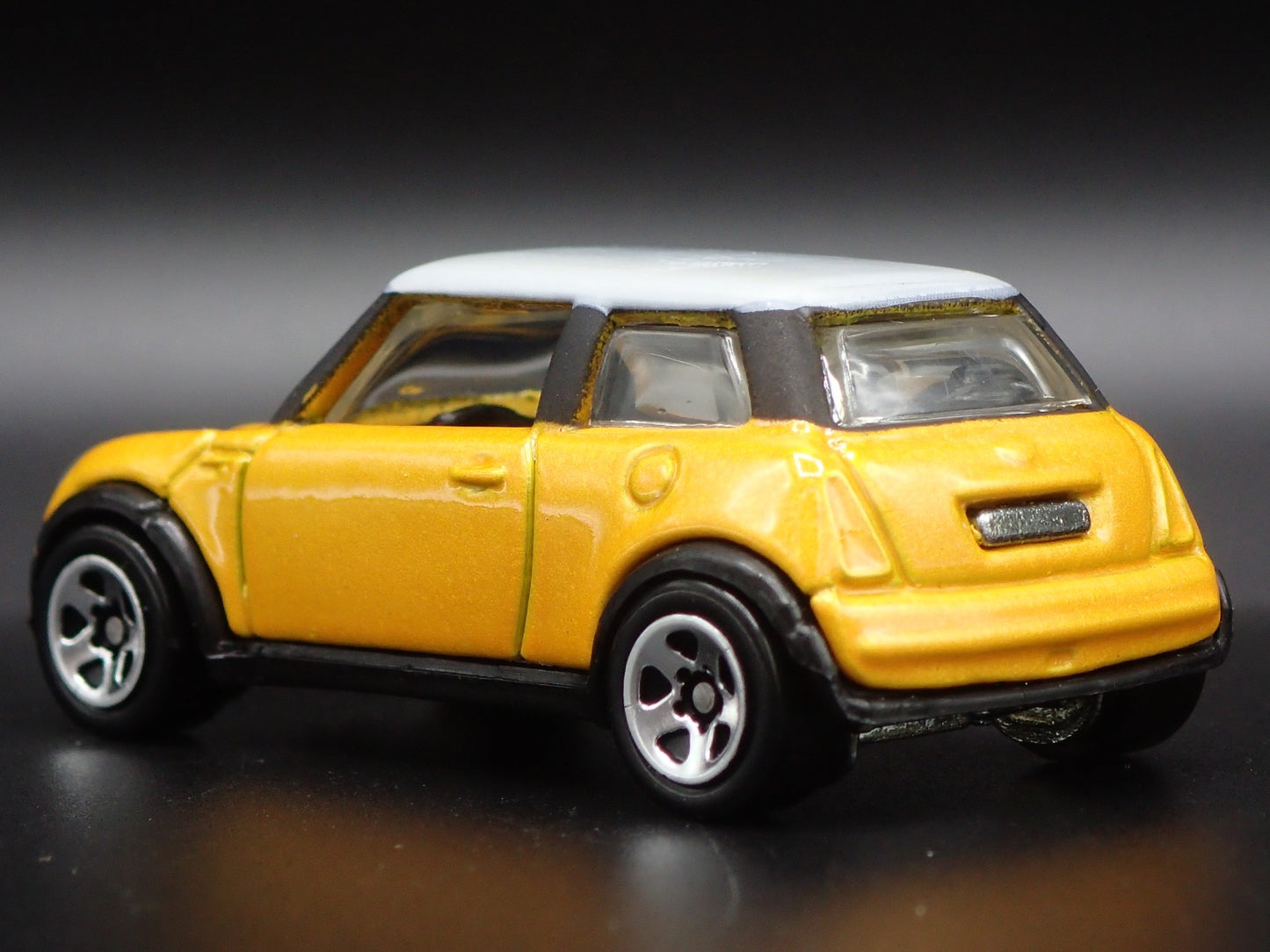 2001-2006 MINI COOPER YELLOW 1:64 SCALE COLLECTIBLE DIORAMA DIECAST MODEL CAR