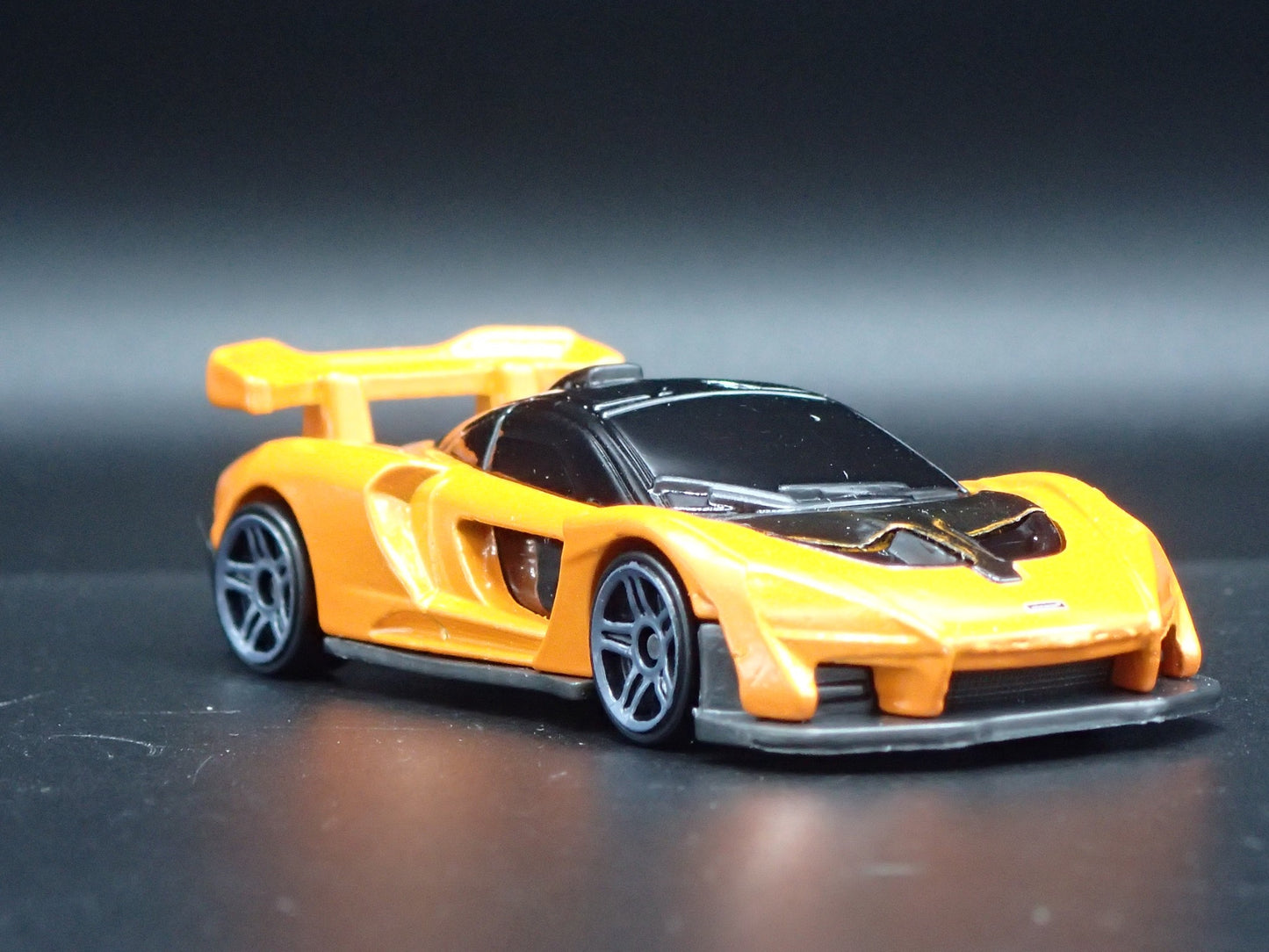 2018-2025 MCLAREN SENNA SUPER CAR ORANGE 1:64 SCALE DIORAMA DIECAST MODEL CAR