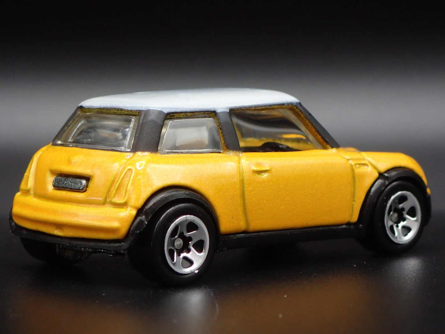 2001-2006 MINI COOPER YELLOW 1:64 SCALE COLLECTIBLE DIORAMA DIECAST MODEL CAR