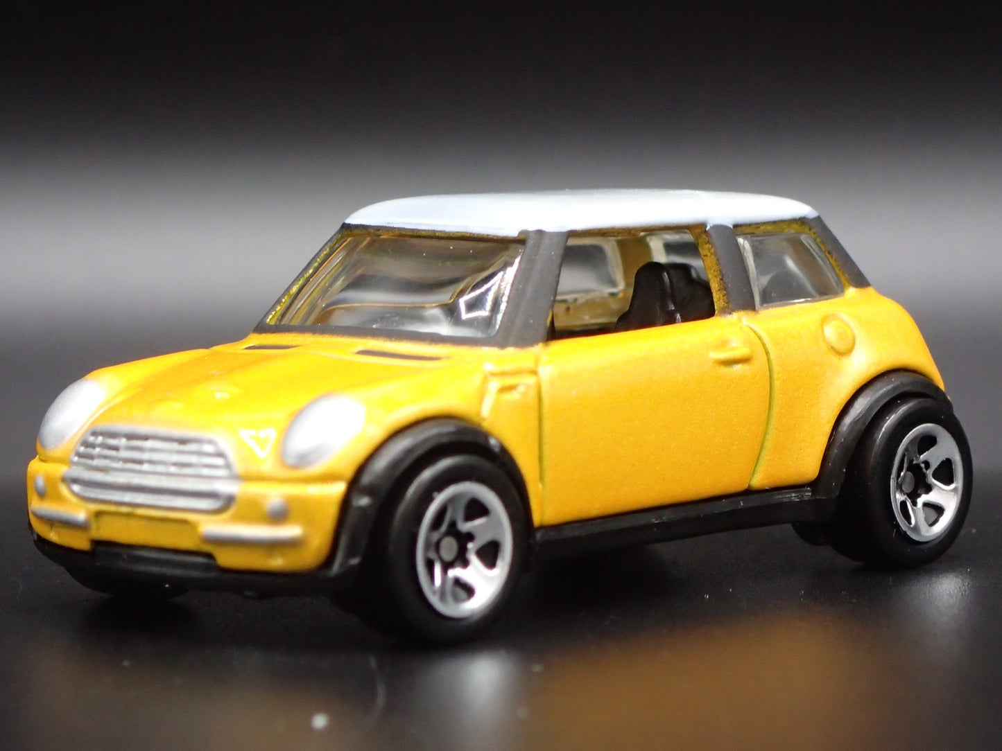 2001-2006 MINI COOPER YELLOW 1:64 SCALE COLLECTIBLE DIORAMA DIECAST MODEL CAR